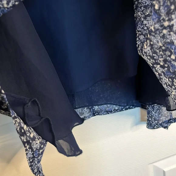 Knox Rose  top women M floral on navy emboydered bib boho asymetrical hem - Picture 5 of 10